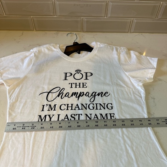 New Pop the Champagne I’m Changing My Last Name T-Shirt & countdown blocks Sz S - Picture 6 of 11